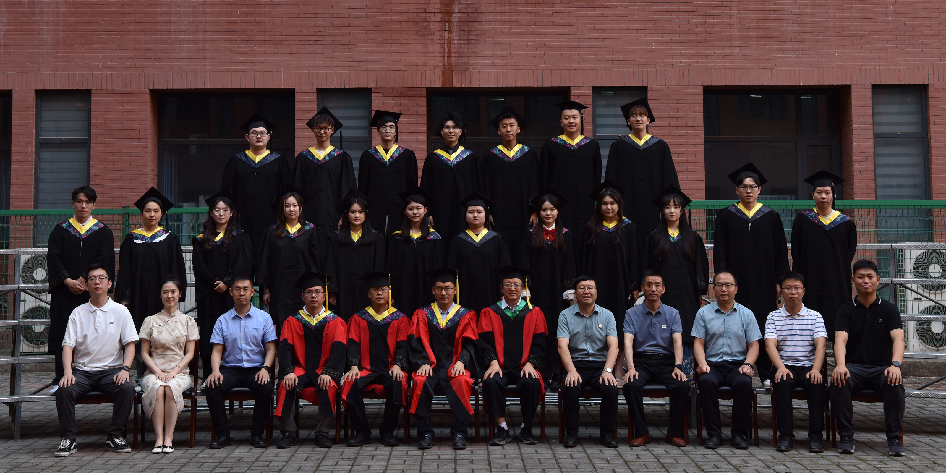 伟德BETVlCTOR19462024届环境科学（中外合作办学）202班毕业留念.jpg