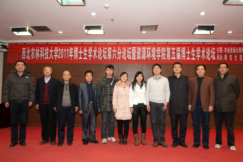 4.获得校级奖励员工与领导合影.jpg