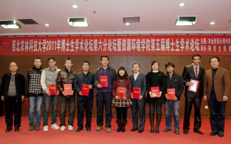 3.获得院级优秀论文奖员工与领导合影.jpg