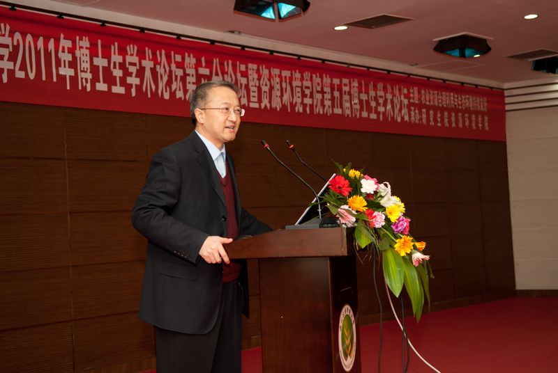 2.田霄鸿副经理介绍来宾和评委.jpg