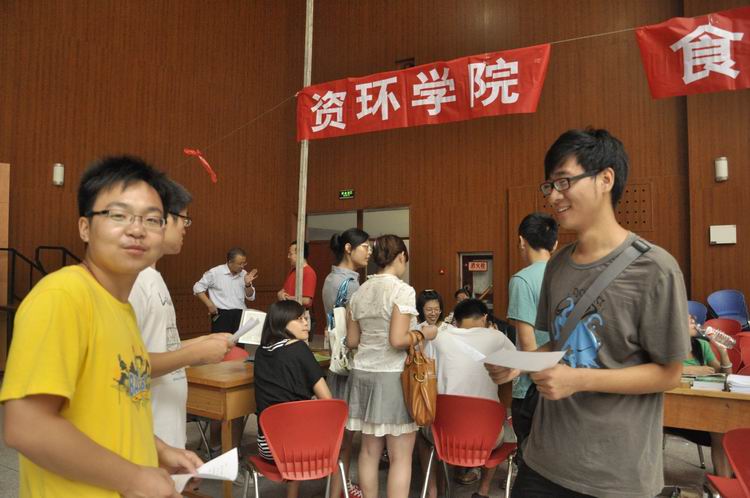 伟德BETVlCTOR1946热烈迎接新生入学1.jpg